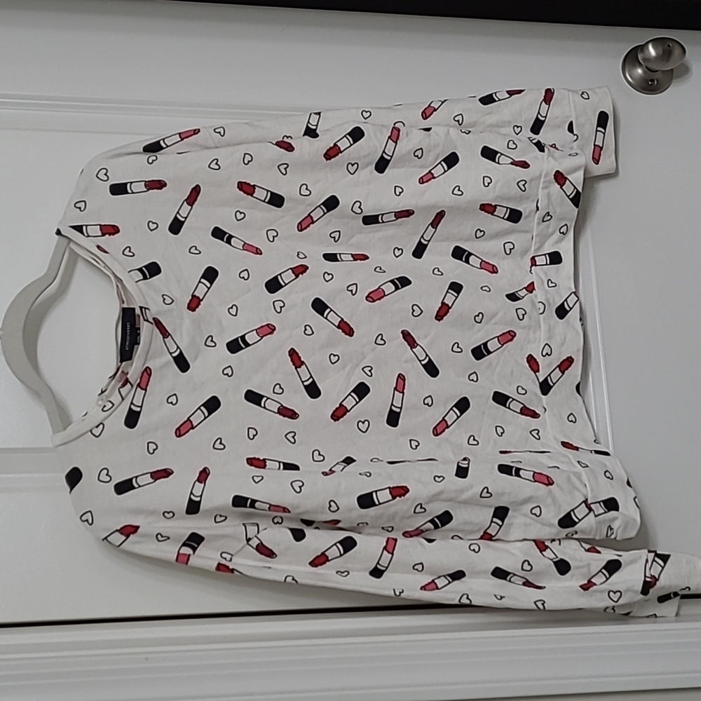 Atmosphere size 14 long sleeve top with black hearts and lipstick print 90's